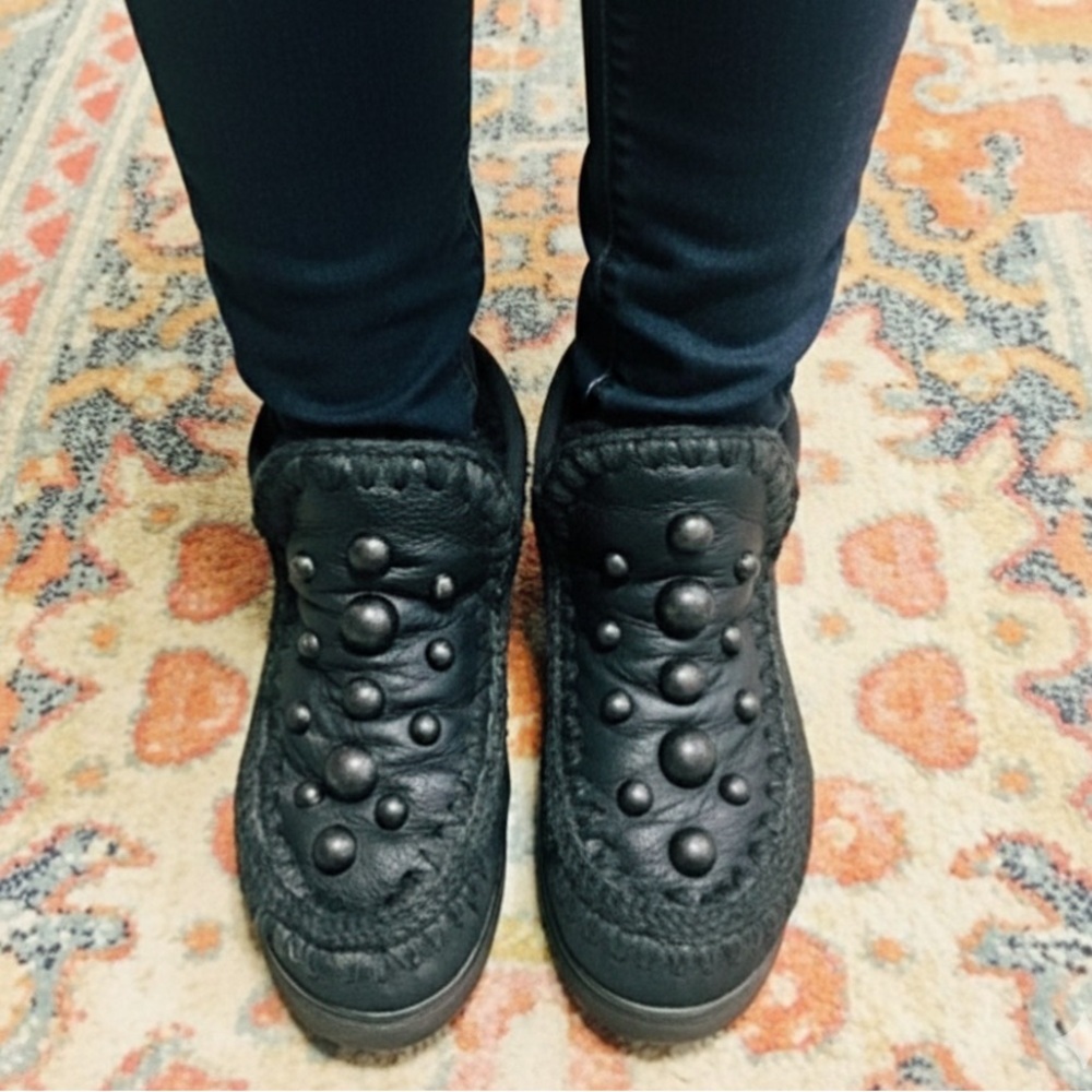 MOU Black Leather Shearling Sherpa Short Ankle Studded Boots Women's 7 to 7.5 - Picture 1 of 13